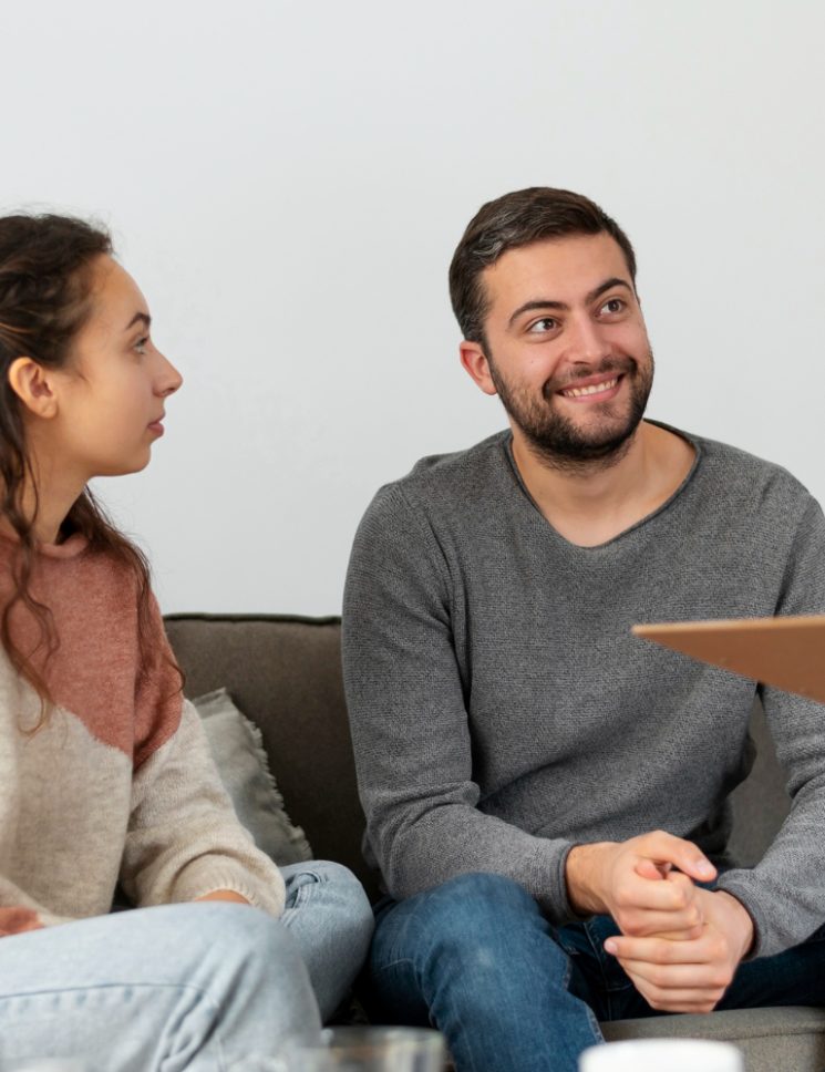 cerrar-pareja-hablando-terapeuta.jpg